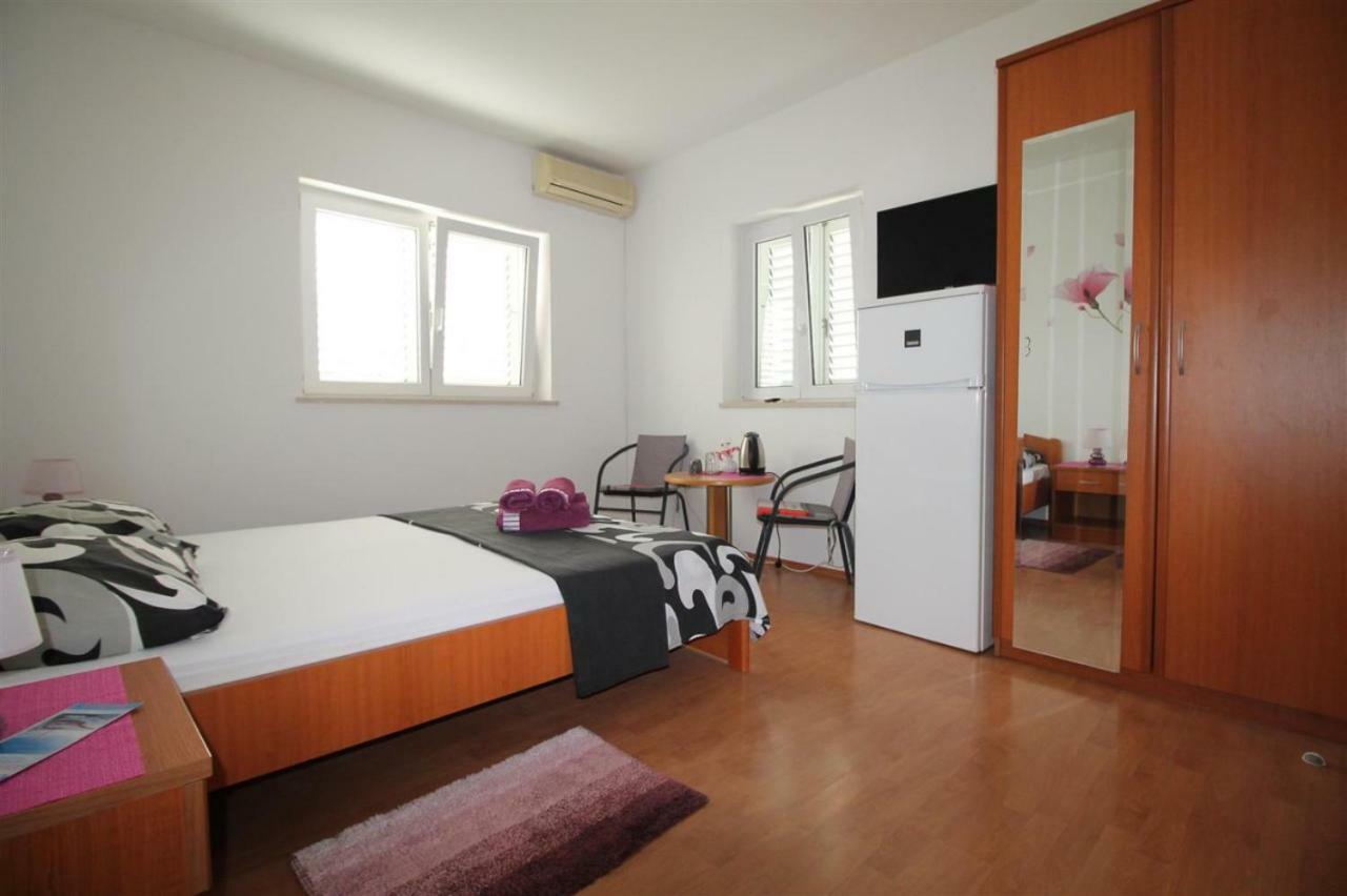 Private Accommodation Carevic Dubrovnik Exterior photo